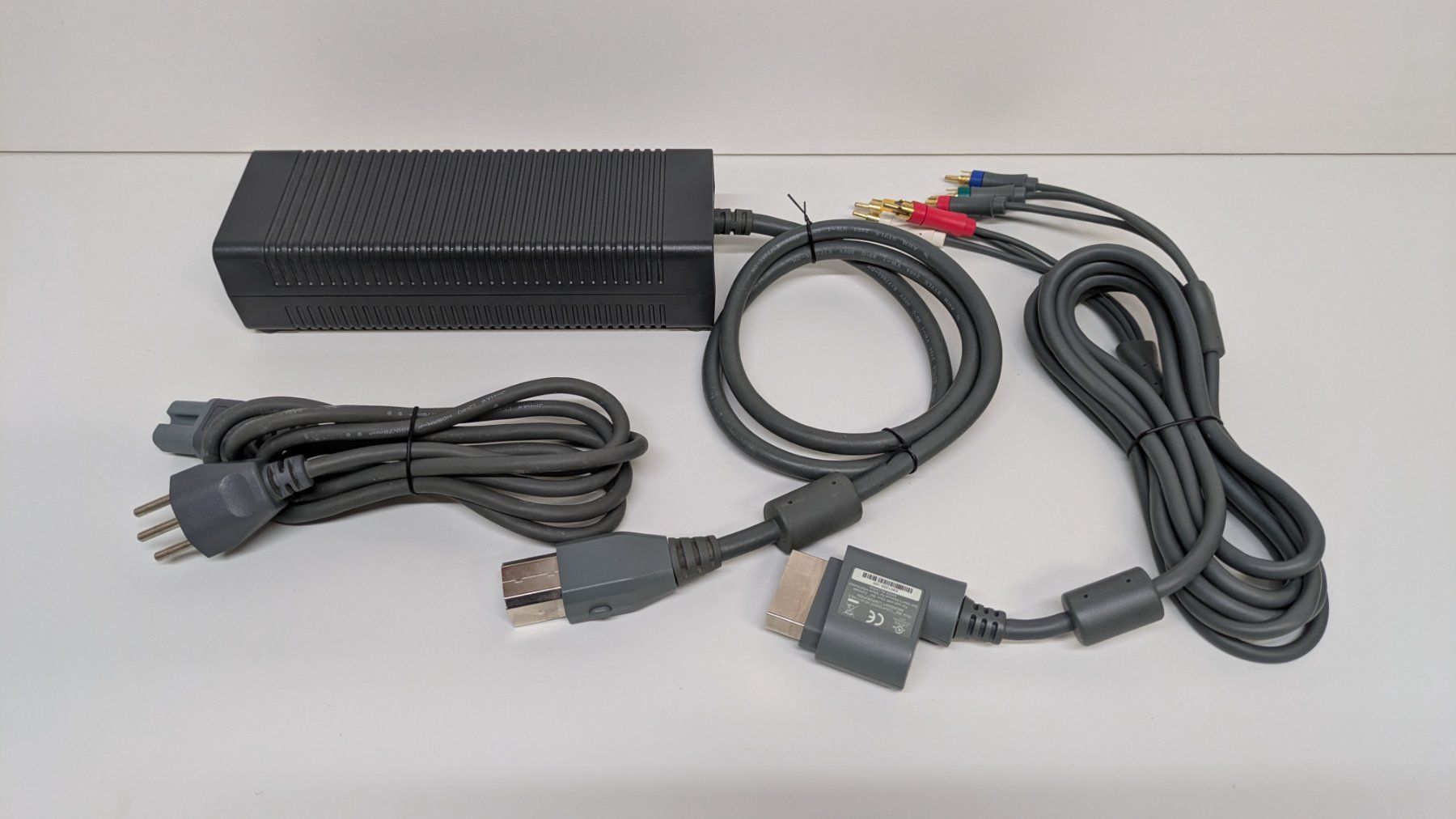 Microsoft Console: Microsoft Xbox 360, 2 Controller, 10 Spiele – Usato da Menziken venduto da mame18 8