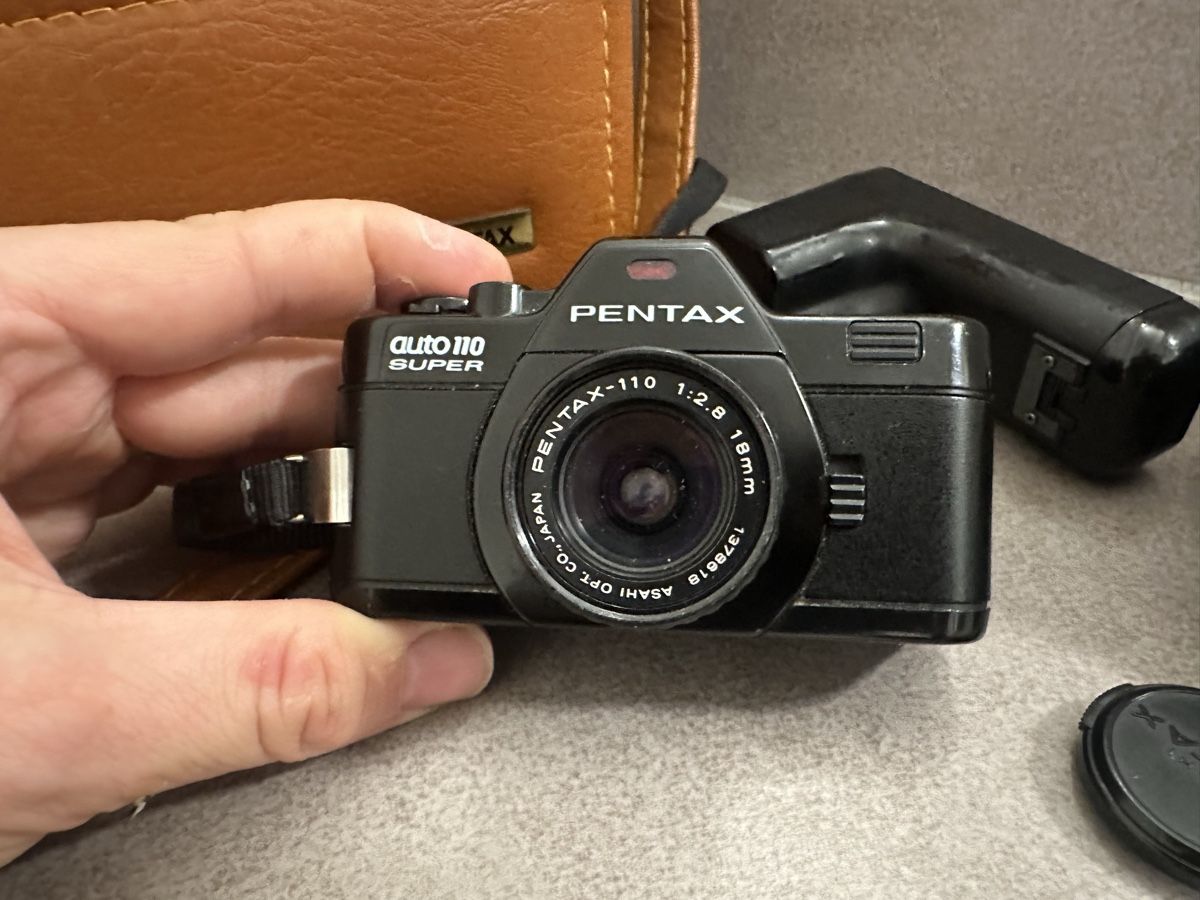 Pentax Fotocamera: Pentax Auto 110 Super Kamera Set mit 3 Linsen und Blitz! – Usato da Ebikon venduto da Gaenggeliwaar 3