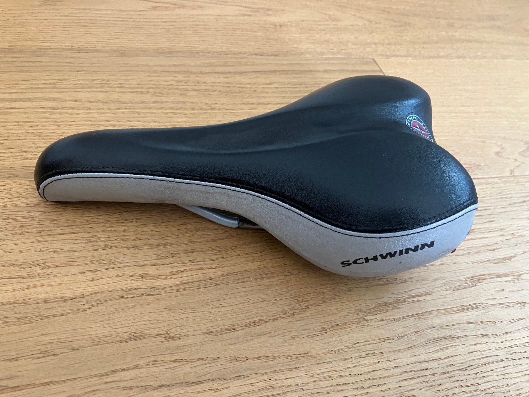 Pezzi di ricambio: Schwinn Sattel mit LED Beleuchtung – Usato da Obermumpf venduto da Estrela67 1