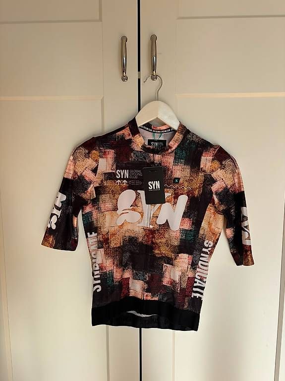 Leibchen & Hosen: SYN MEN'S PRO TEAM JERSEY EARTH - Grösse M – Neu und originalverpackt aus Chur von partychaerne