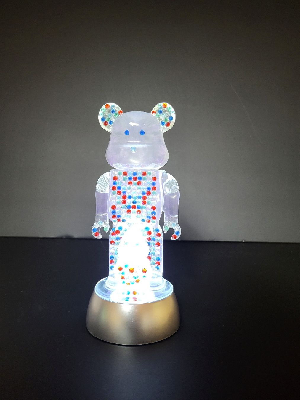 Lampade: Bearbrick Lampe Lumineuse LED - Déco Originale 28cm – Nuovo e nell'imballaggio originale da Cheseaux-Lausanne venduto da ped_ccj9