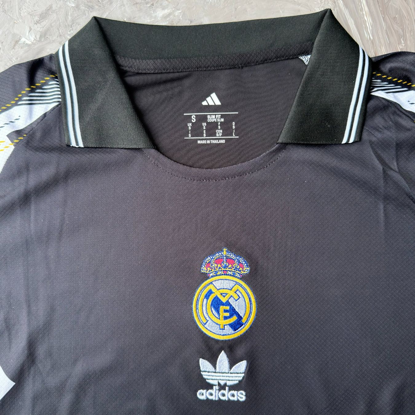Canottiere & Pantaloni: Maillot Real Madrid Noir & Or – Usato da Thônex venduto da Suisse.Shopping 7