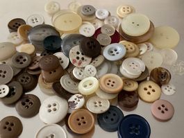 Lot de boutons, divers matériaux et couleurs, 40 pces