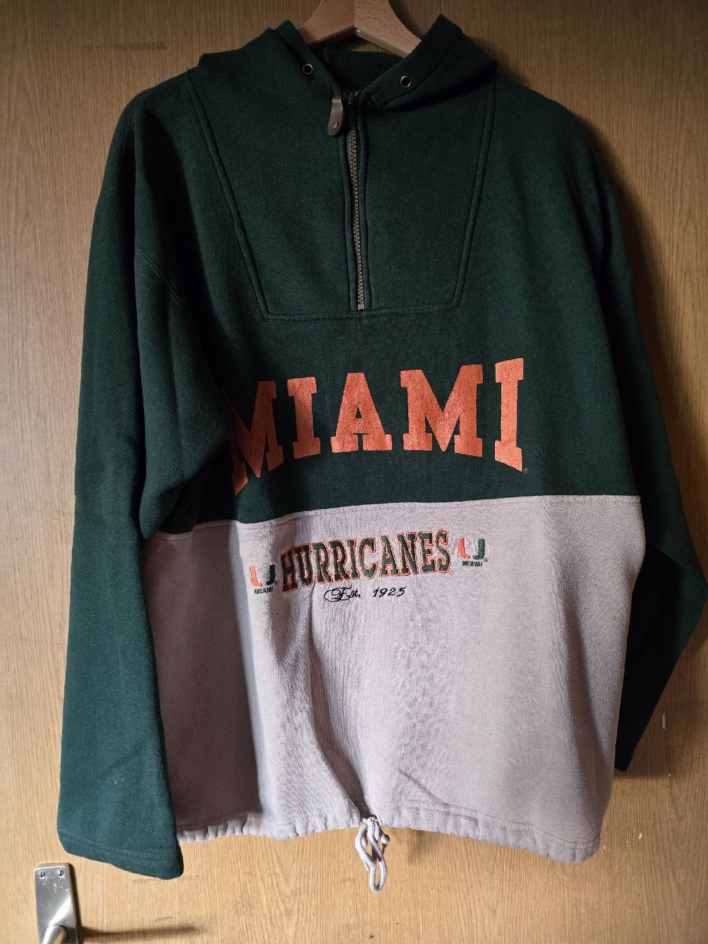 Pullover & Sweatshirts: Miami Hurricanes Vintage Hoodie / Pullover – Gebraucht aus Bronschhofen von dvnb