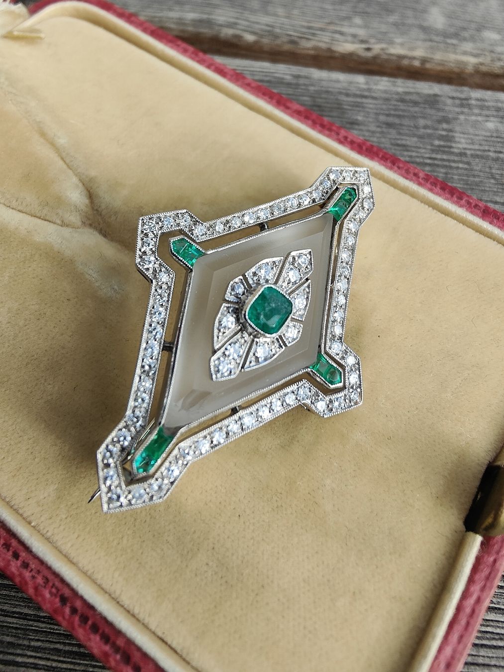 Spille & Fermagli: Antike Art Déco Brosche mit Smaragd & Diamanten – Usato da Schwyz venduto da chopaya 3