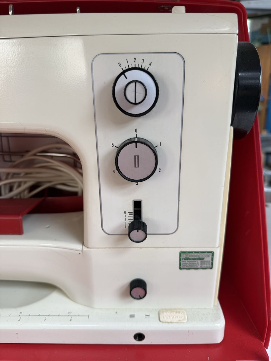 Bernina Macchine da cucire: Bernina Record Electronic mit rotem Koffer  – Usato da Wildegg venduto da KramerBeni 2