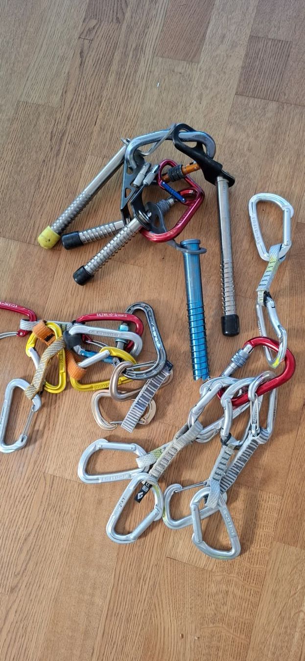 Attrezzatura da arrampicata: Kletter-Set mit Karabinern, Expressen & Eisschrauben – Usato da Horw venduto da Supervannie 5