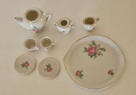 Vintage Puppengeschirr mit rosa Blumen mit Goldrand