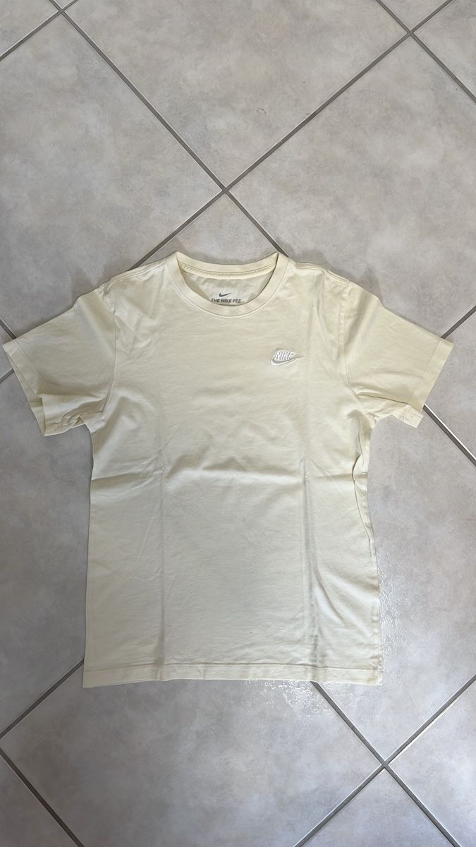 Nike T-shirt: T-shirt Nike jaune clair taille S – Nuovo (secondo la descrizione) da Delémont venduto da gabrielquintas9