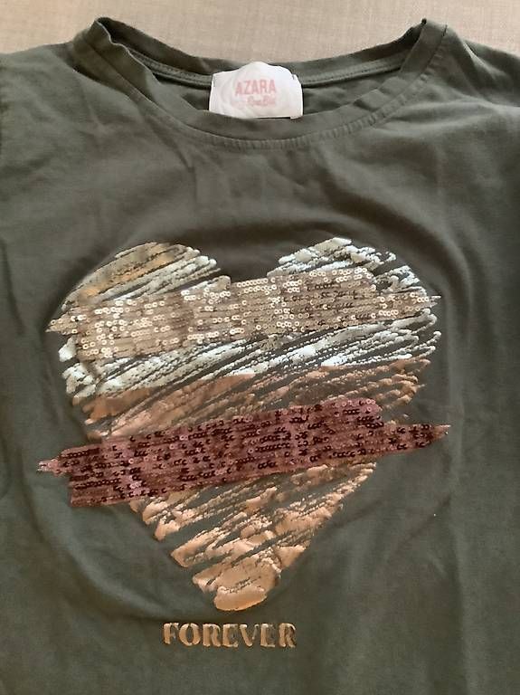 T-shirt: Girls tshirt size S heart pattern – Nuovo (secondo la descrizione) da Zürich venduto da eli_685m 1