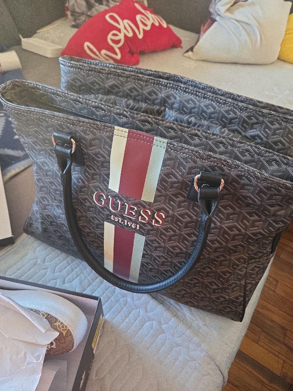 Guess Sacs femmes: Sac Guess – Neuf (Voir description) à Vernayaz par Lecoffreromand