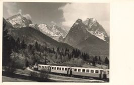 Garmisch Partenkirchen Elektrischer Zug in den Alpen