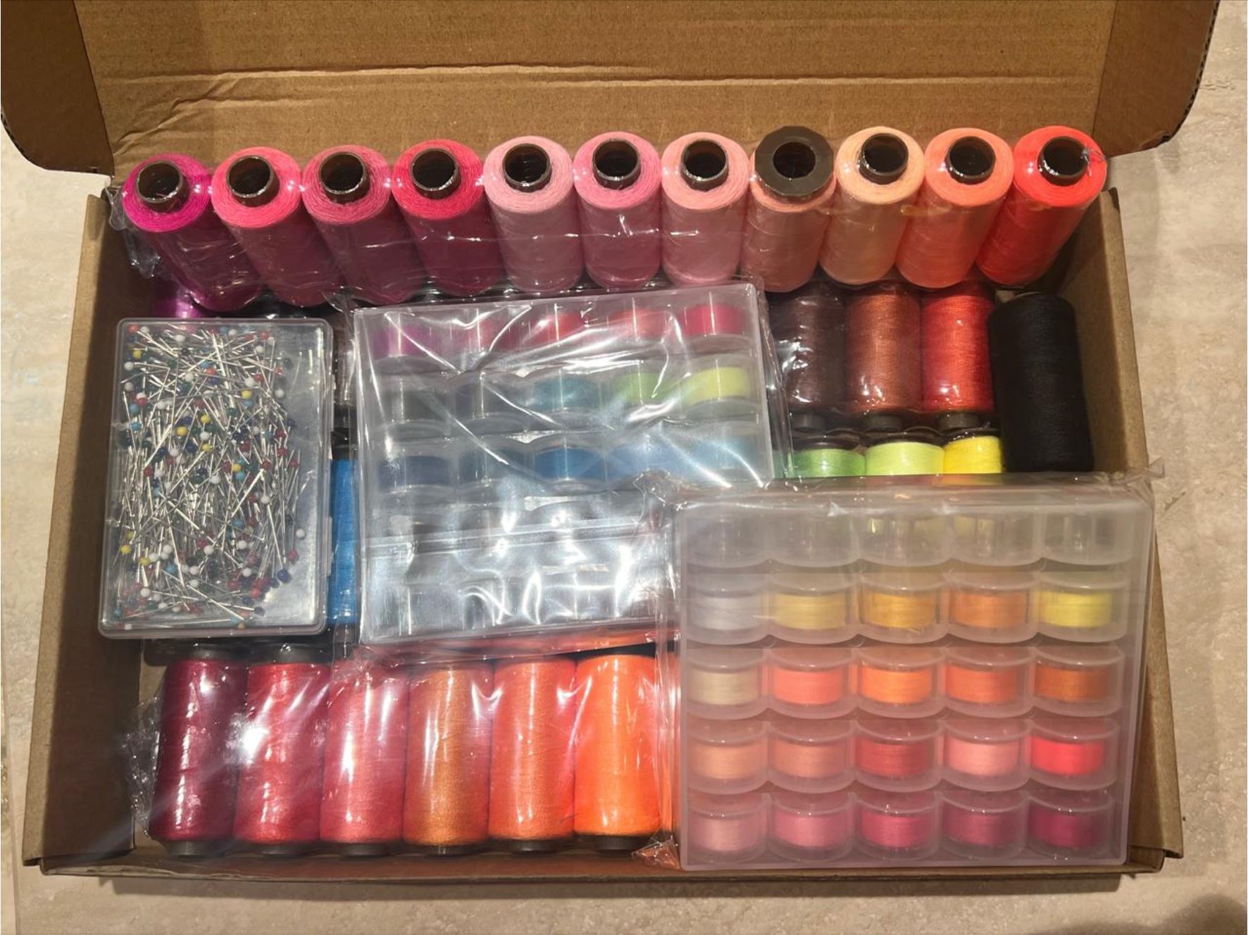 Tutti gli attrezzi: Brand new sewing kit + fabric scissors! – Nuovo e nell'imballaggio originale da Zürich venduto da yan_h6r5