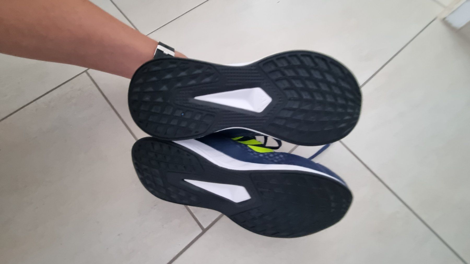 Adidas Scarpe da uomo: Adidas Hallenschuh Gr. 33 – Usato da Ganterschwil venduto da Nike18 2