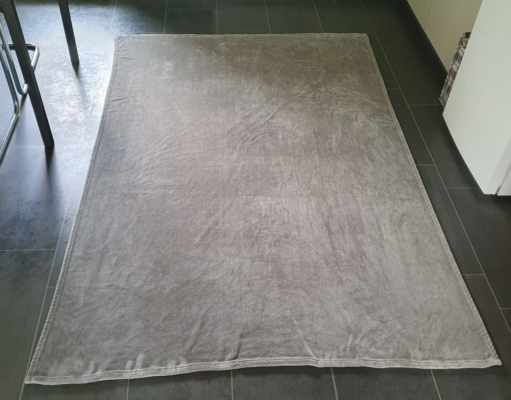 Decken: flauschige Decke 225 x 155cm grau – Gebraucht aus Giswil von online-Brockenhaus 1