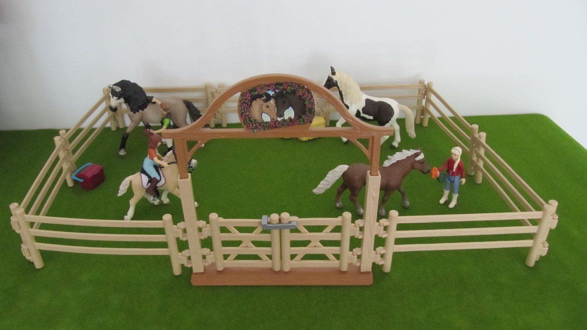 Schleich Giocattoli: Schleich Pferdekoppel mit Eingangstor + Zubehör – Usato da Brunnen venduto da Kiwiland1