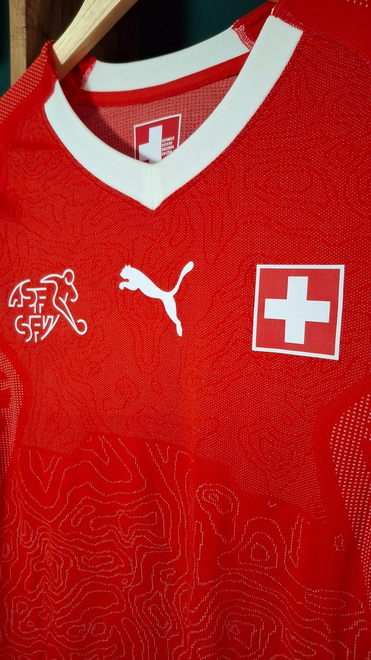 Schweizer Nati Canottiere & Pantaloni: Switzerland player version world cup 2018 puma – Usato da Yverdon-les-Bains venduto da flo_8fgr 1