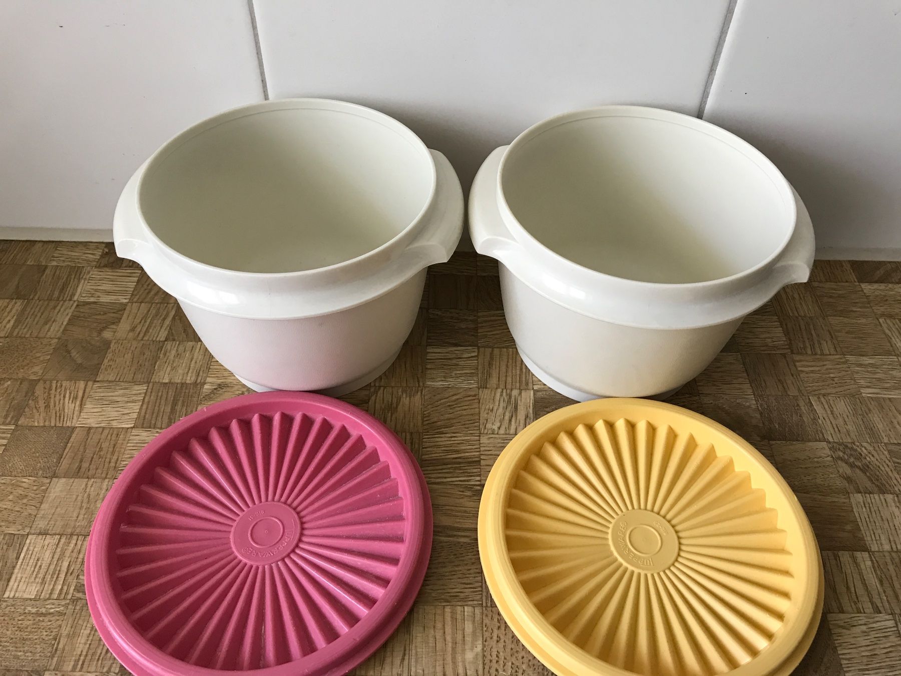 Tupperware Behälter & Ähnliches: Tupperware 2 Schüsseli mit Sonnendeckel – Gebraucht aus Birmensdorf ZH von Hilhan 1