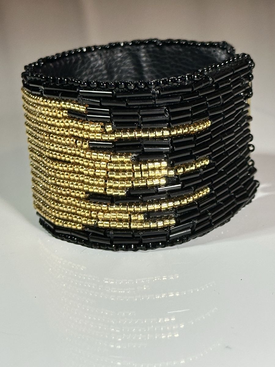 Bracciali & Braccialetti: Black & Gold Beaded Cuff Bracelet - Stylish Accessory! – Nuovo e nell'imballaggio originale da Oftringen venduto da Eylem79 1