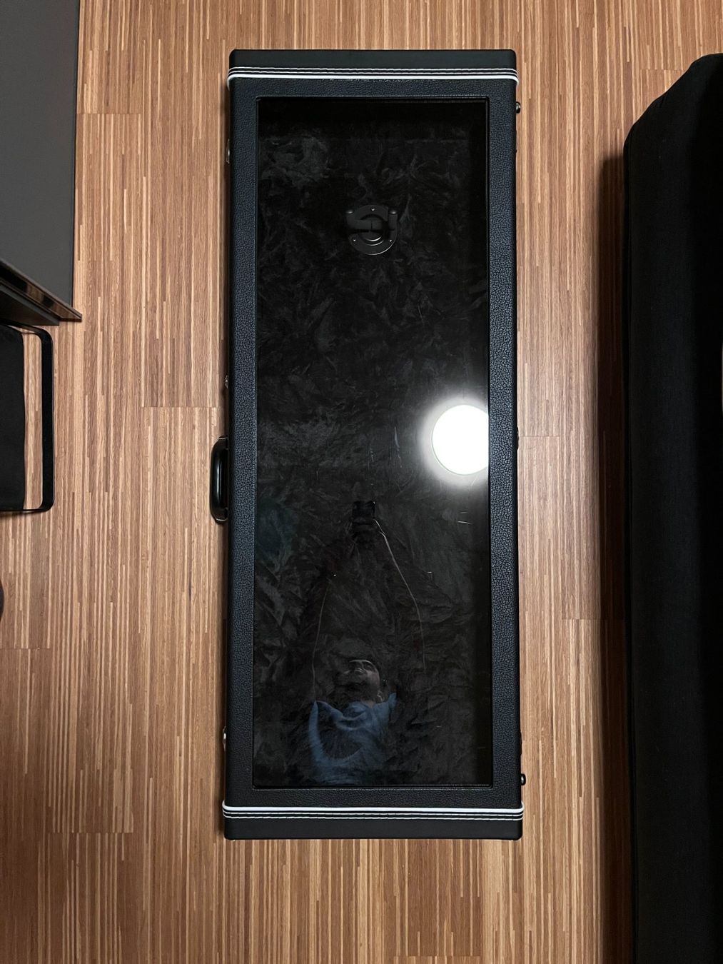 Supporti per strumenti musicali & leggii: Fender Guitar Display Case Schwarz – Nuovo (secondo la descrizione) da Zürich venduto da die_hm7l 2