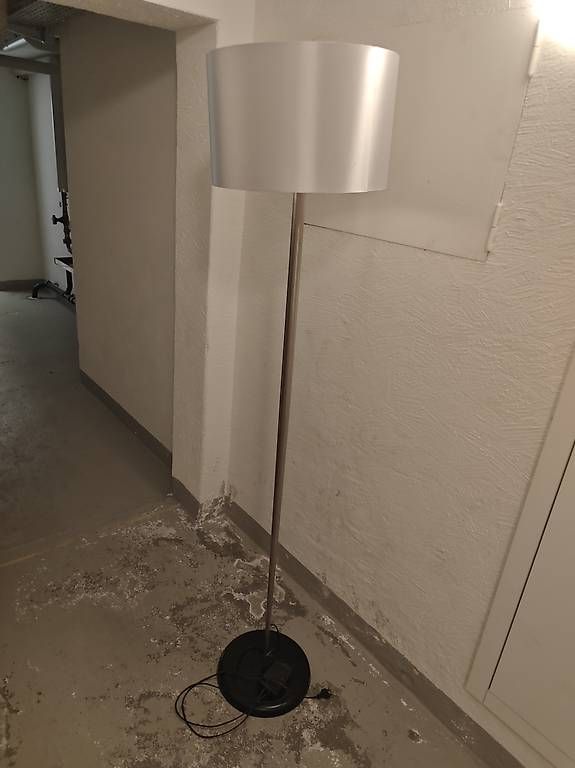 Lampes: Stehlampe silber – D'occasion à Zürich par ValeValente