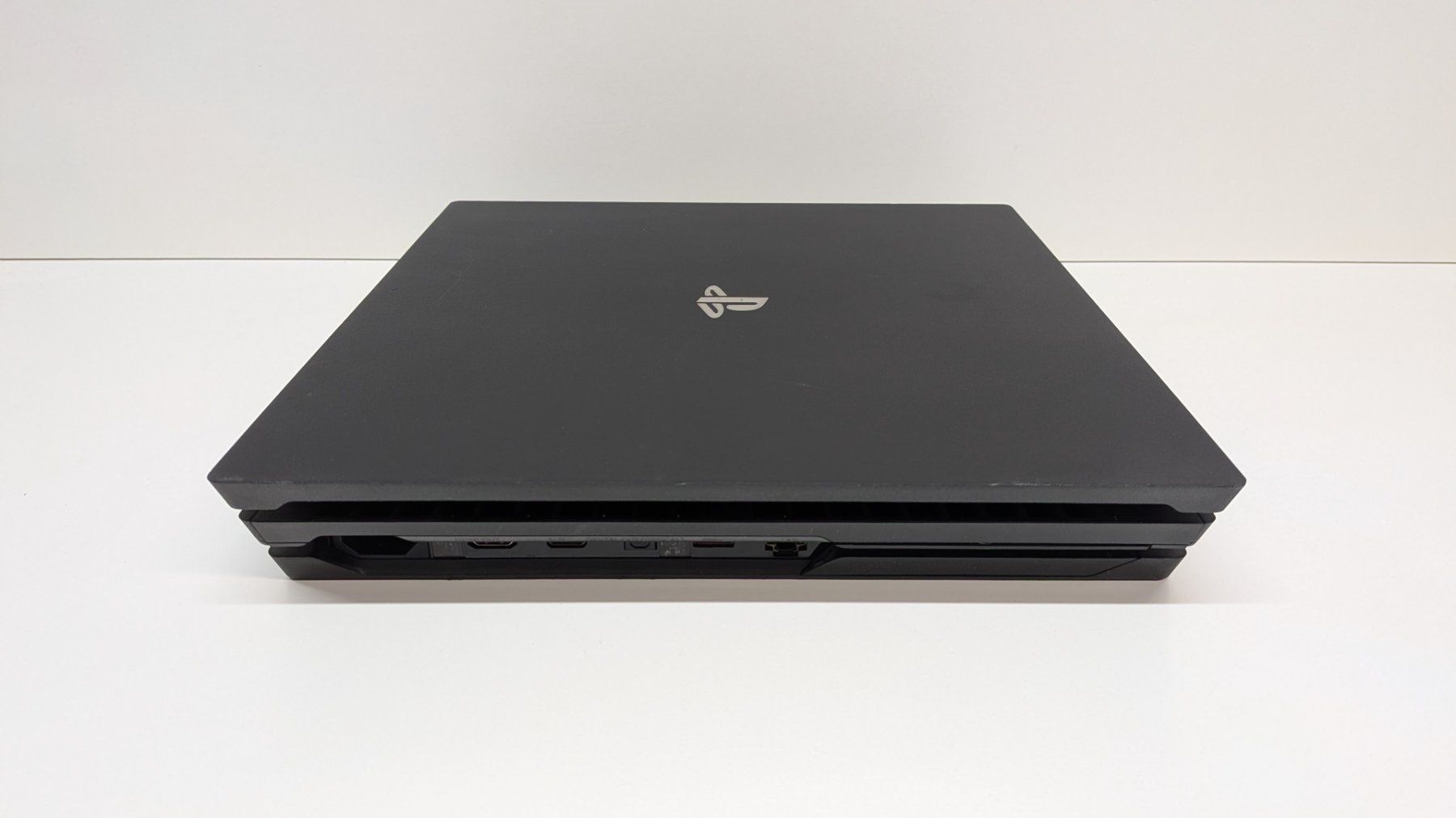 Sony Console: PlayStation 4 Pro mit 2 Controller – Usato da Menziken venduto da mame18 4