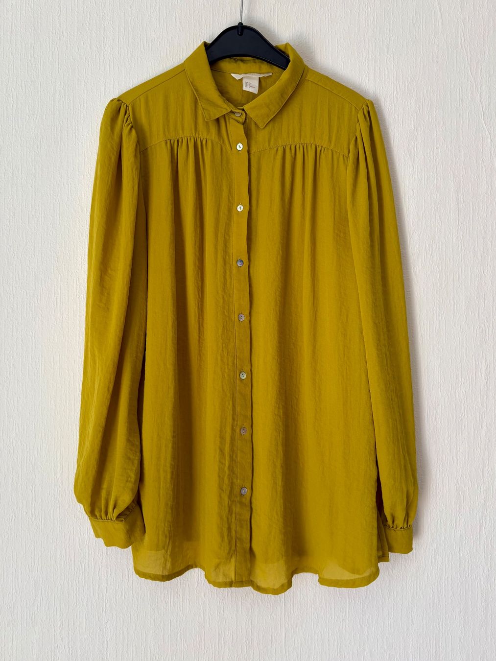 H&M Blusen: Blouse jaune moutarde H&M – Gebraucht aus Lausanne von sansantak