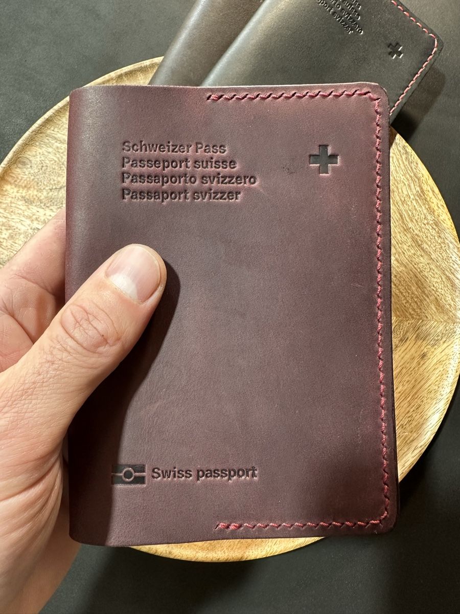 Cover & Protezioni schermo: Handgemachte Passhüllen aus echtem Leder – Nuovo e nell'imballaggio originale da Mettmenstetten venduto da vad_57p2 9