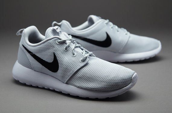 Nike Chaussures femmes: Nike Roshe Run hellgrau – D'occasion à Thalwil par JogaB0nito 1