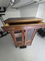 Antike Holzvitrine / Bauernschrank mit Glastüren