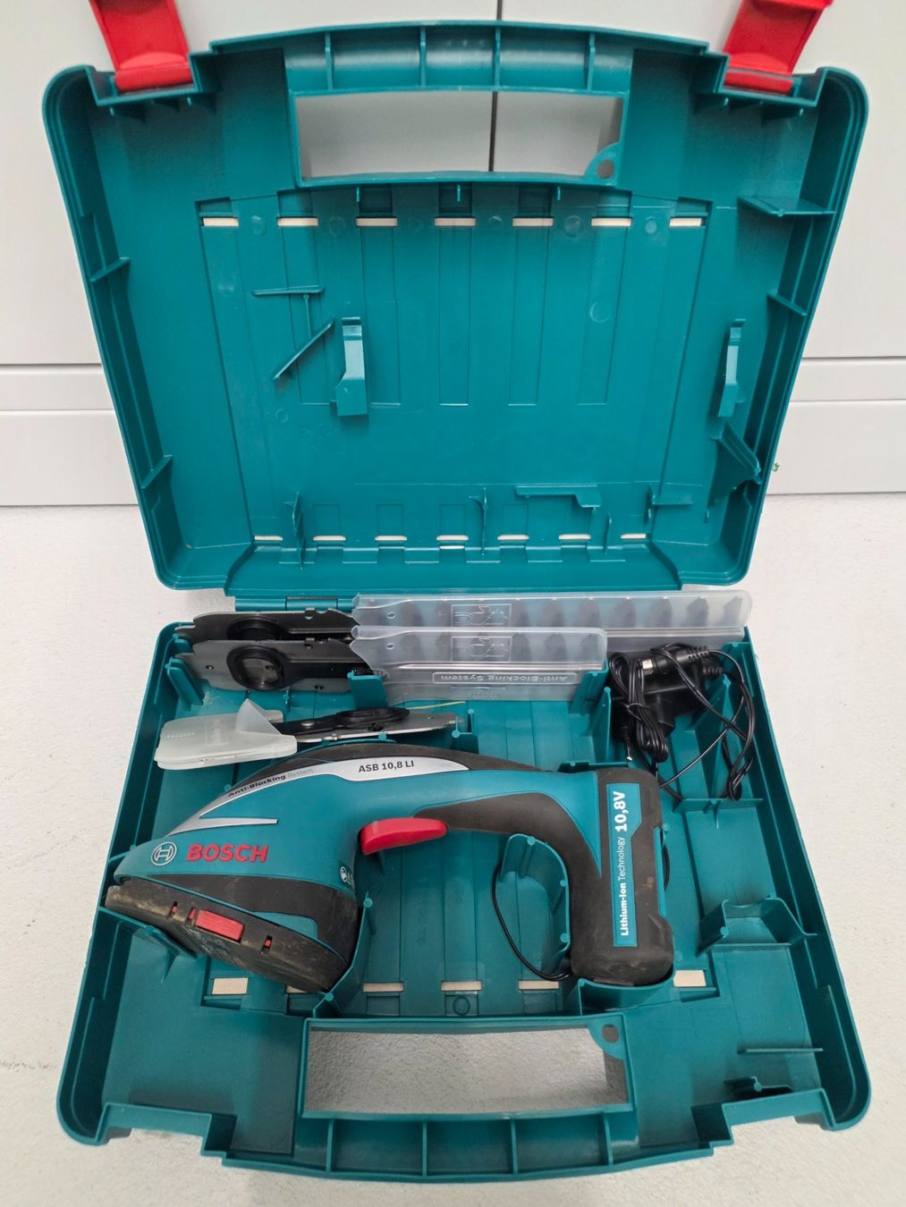 Bosch Tutti gli attrezzi: Bosch Akku Strauch- und Grasscheren Set – Usato da Zürich venduto da suz_b25w 1