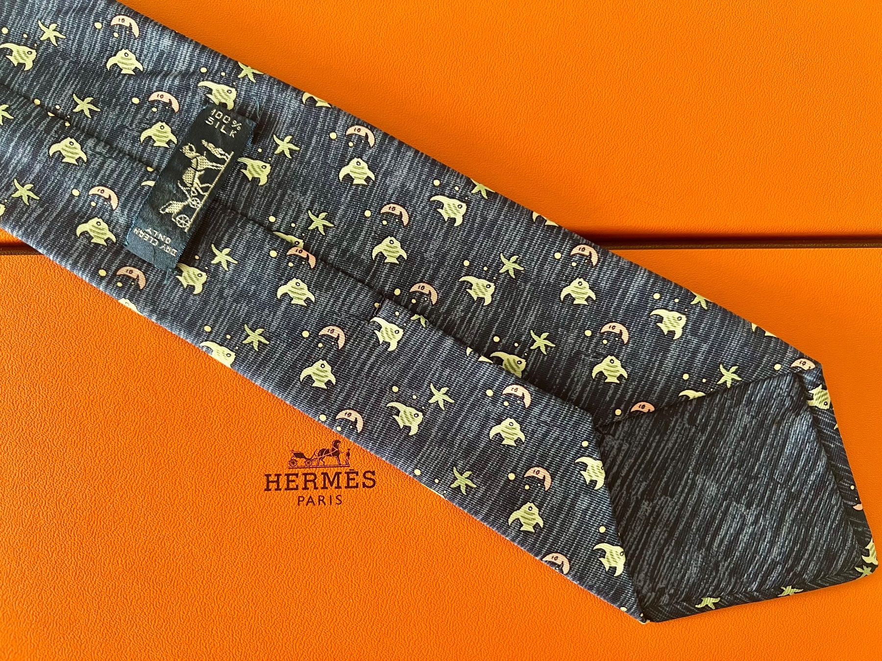 Hermès Cravates: Cravate HERMES-Paris „Fish & Moon“ - avec box original – Neuf (Voir description) à Le Mont-sur-Lausanne par luxurylover 4