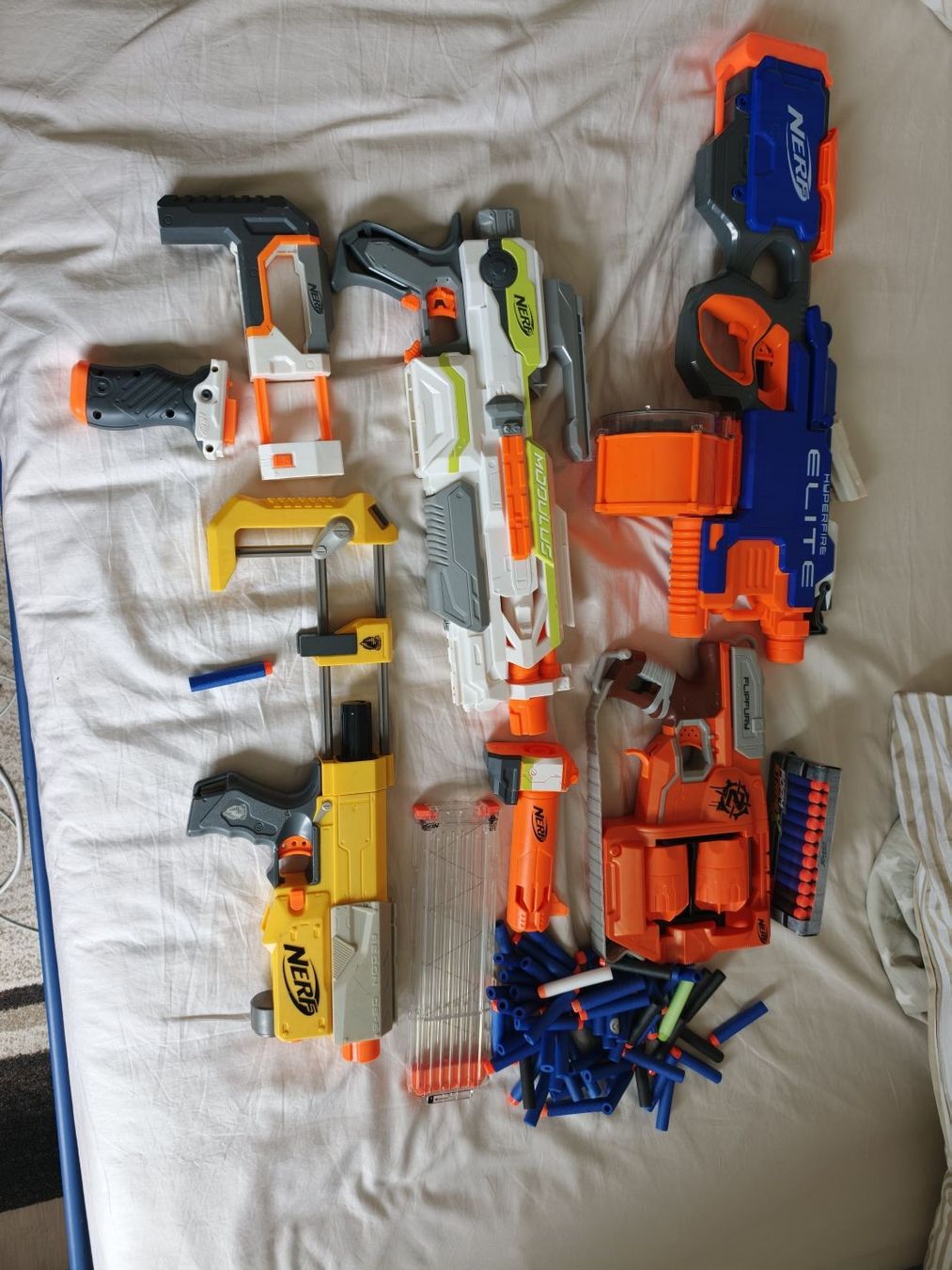 Nerf Giocattoli: Lot de 4 pistolets Nerf avec accessoires – Usato da Bussigny venduto da lenash