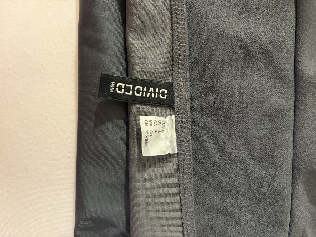 H&M Top: Top H&M Grau – Usato da Ebnat-Kappel venduto da Mzottli 1