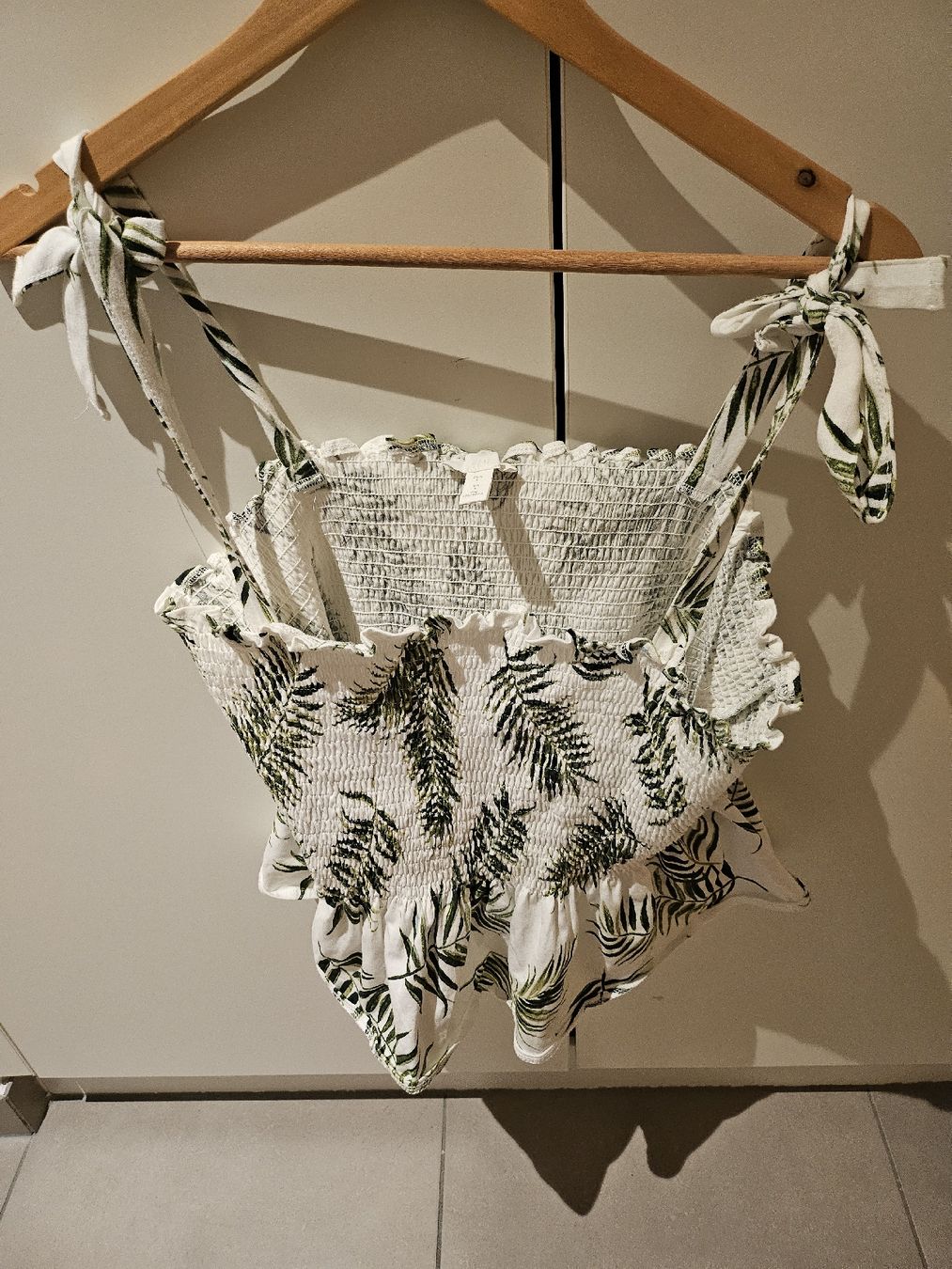H&M Tops: Top blanc feuilles – Neu und originalverpackt aus La Tour-de-Peilz von mar_2r26