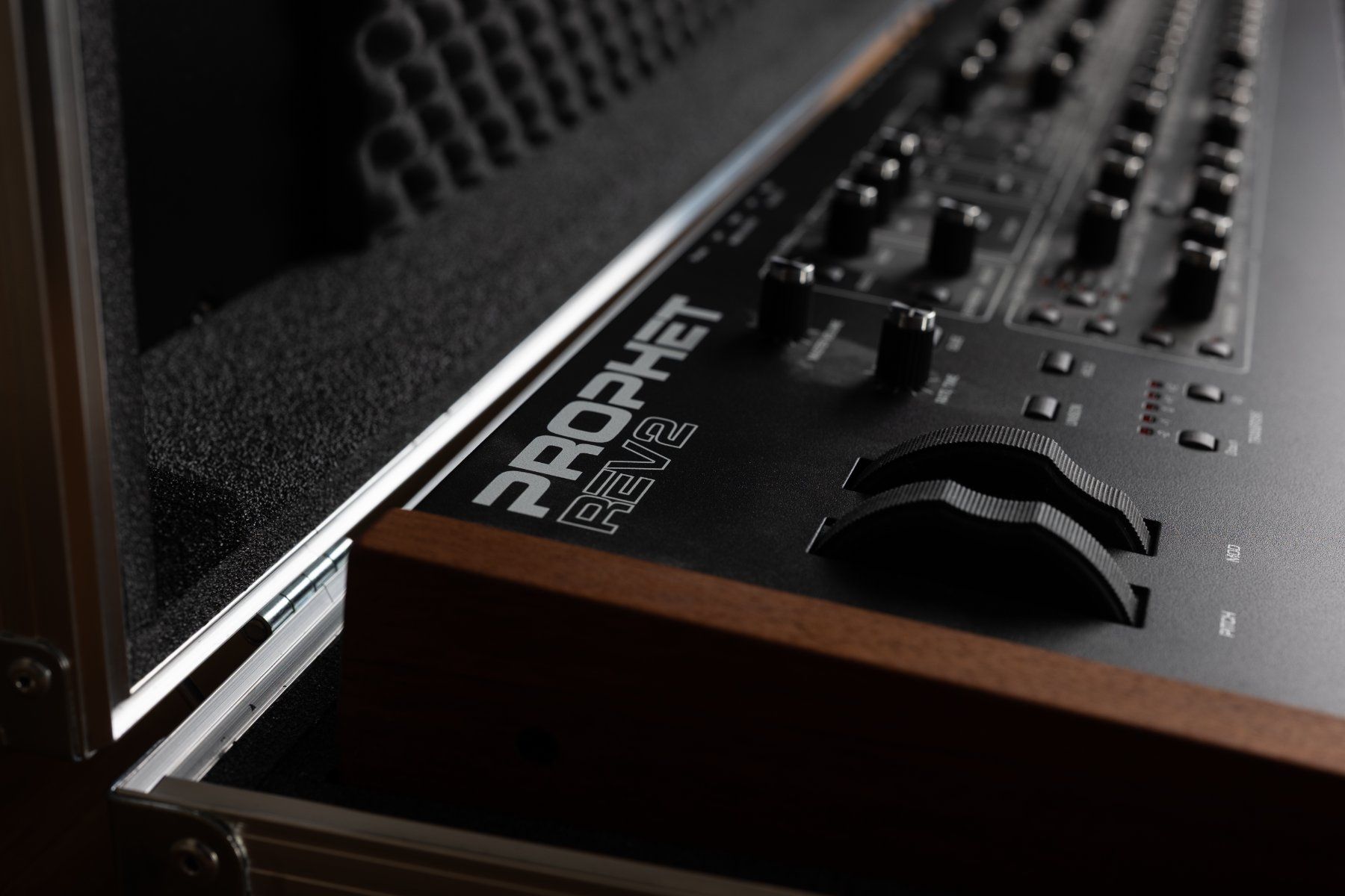 Strumenti musicali: Dave Smith Instruments Prophet Rev2 8 Voices, inkl. Thoncase – Usato da Naters venduto da uttenthal 1