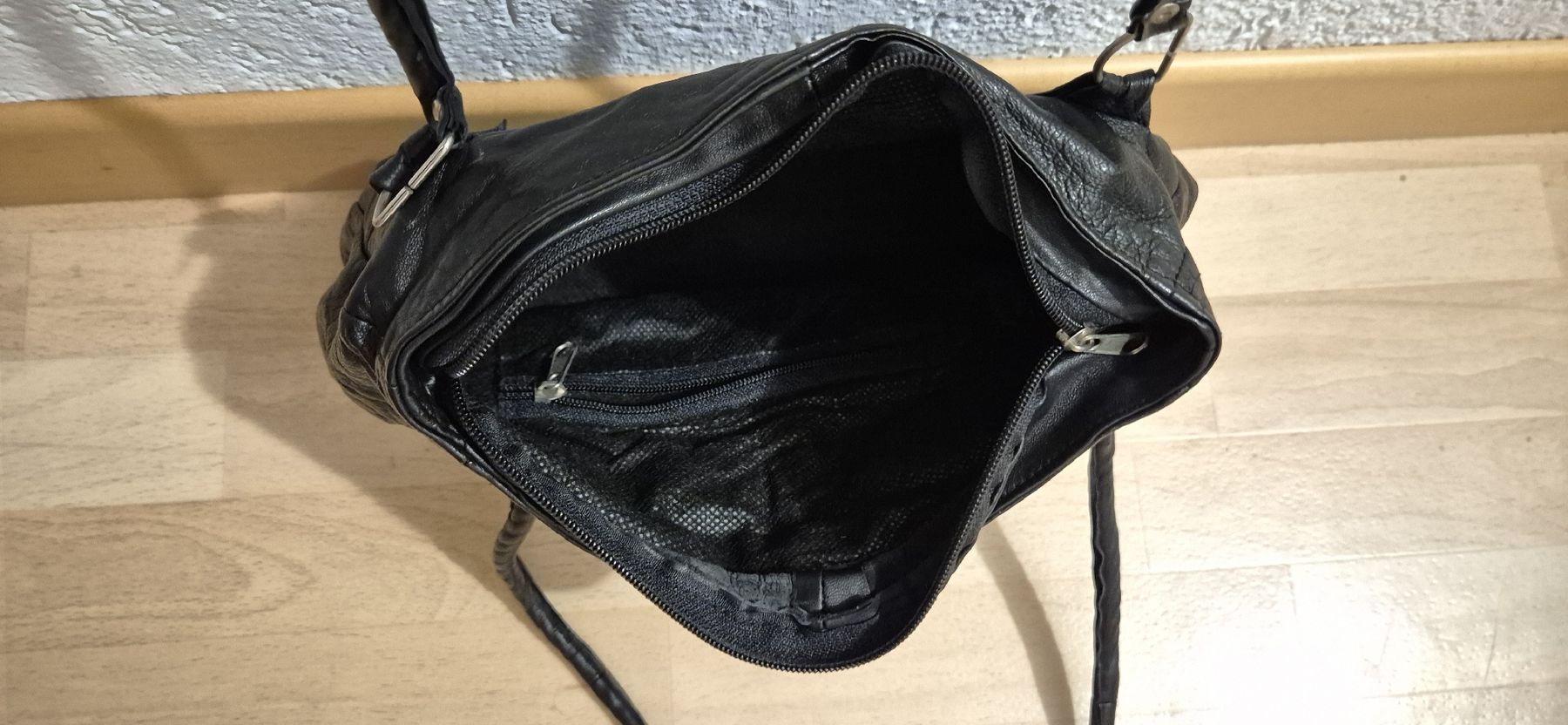 Taschen für Damen: Schwarze Handtasche – Gebraucht aus Schwyz von Vesparider01 6