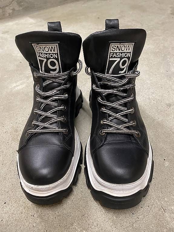 Scarpe da donna: Stiefel mit Schafsfell große 39 – Usato da Pratteln venduto da davidjg78
