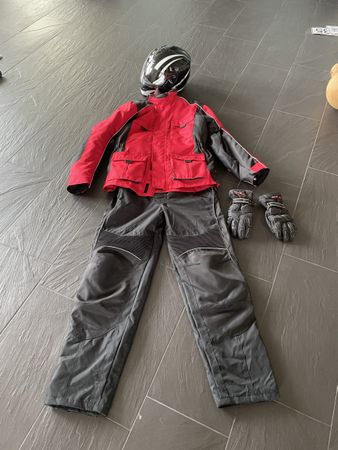 Motorradausrüstung - Jacke, Hose, Helm und Handschuhe