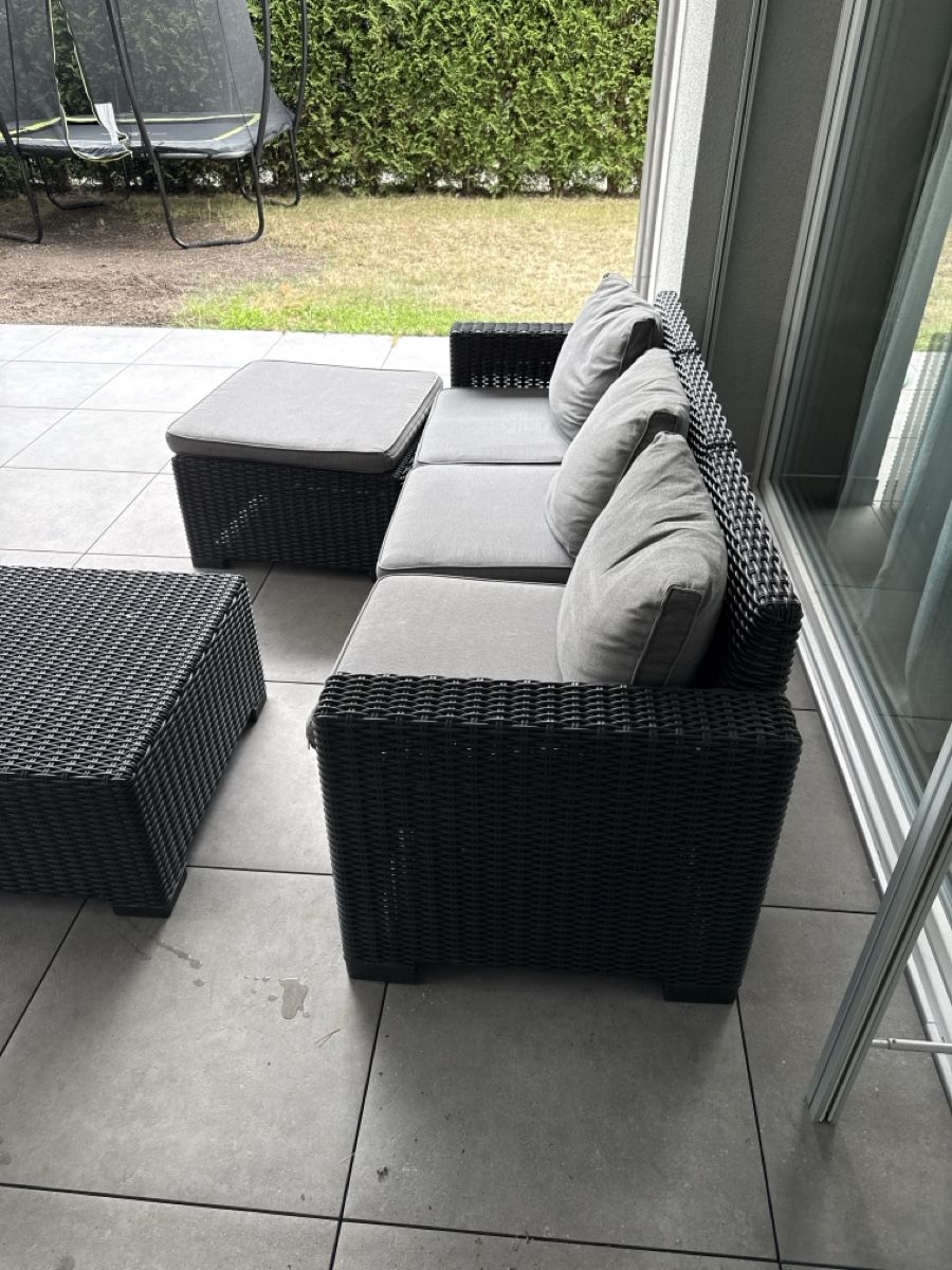 Divani: Gartensofa Rattanset dunkelgrau mit Tisch und Hocker – Usato da Schötz venduto da bmcmelo 2