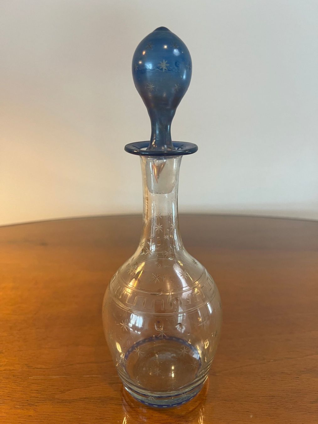 Caraffe: Antike Kristall Karaffe mit blauem Glasverschluss – Usato da Zofingen venduto da travelller