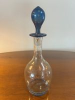 Antike Kristall Karaffe mit blauem Glasverschluss