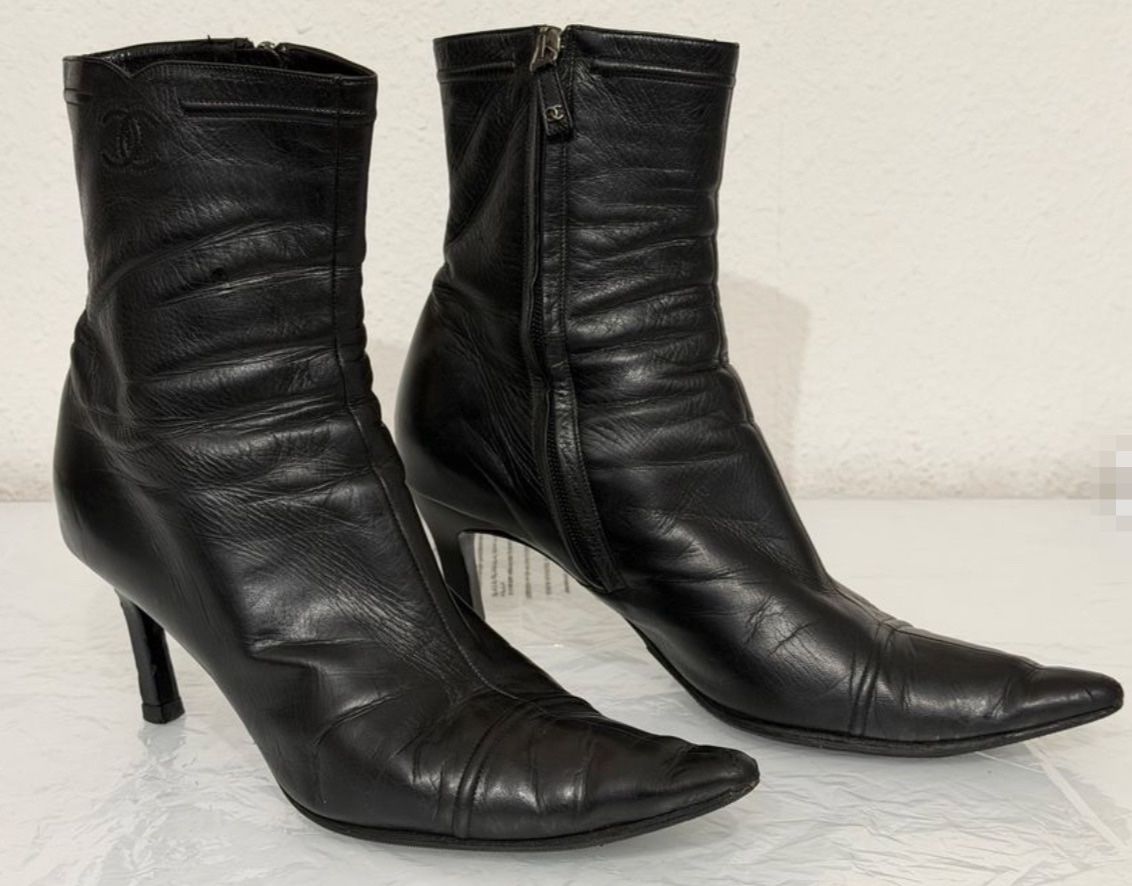 Chanel Scarpe da donna: Hot Chanel boots black 40.5 – Usato da Bern venduto da Rigoler 1