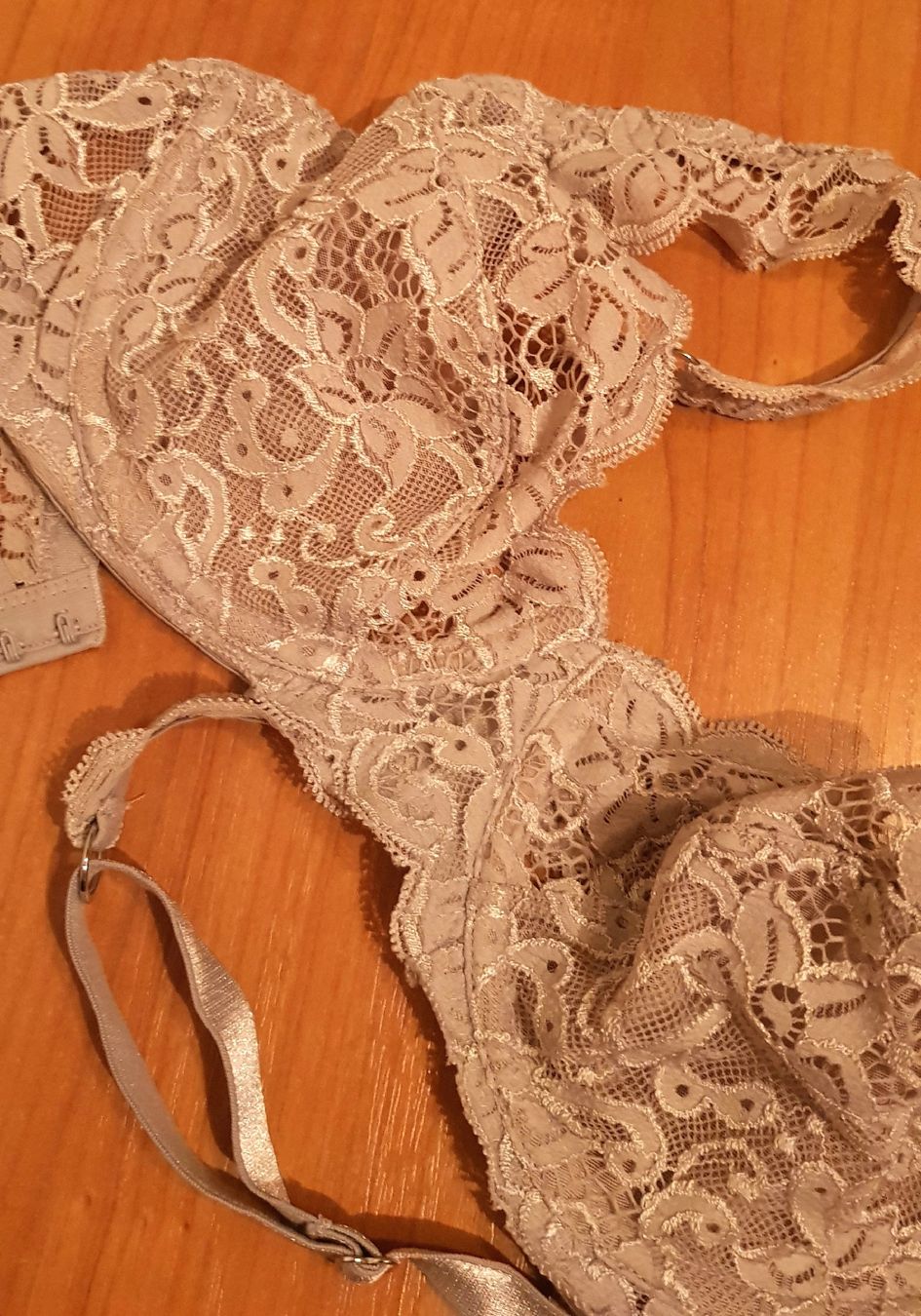 Hanro Sonstige Unterwäsche: Hanro Spitzen BH 80 B  – Gebraucht aus Menznau von Valinor 1