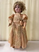 Französische Puppe mit schönem Kleid, antik schauen Sie rein