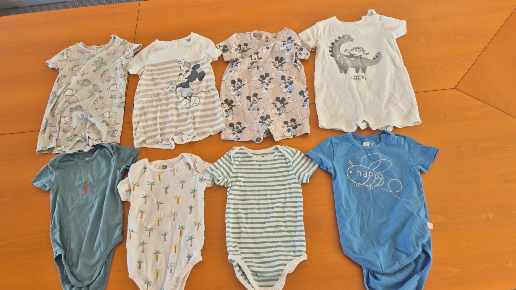 Lotti & Set di vestiti: Lot de 8 bodys manches courtes, taille 98 – Usato da Goumoens-la-Ville venduto da cfaIII