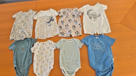 Lot de 8 bodys manches courtes, taille 98