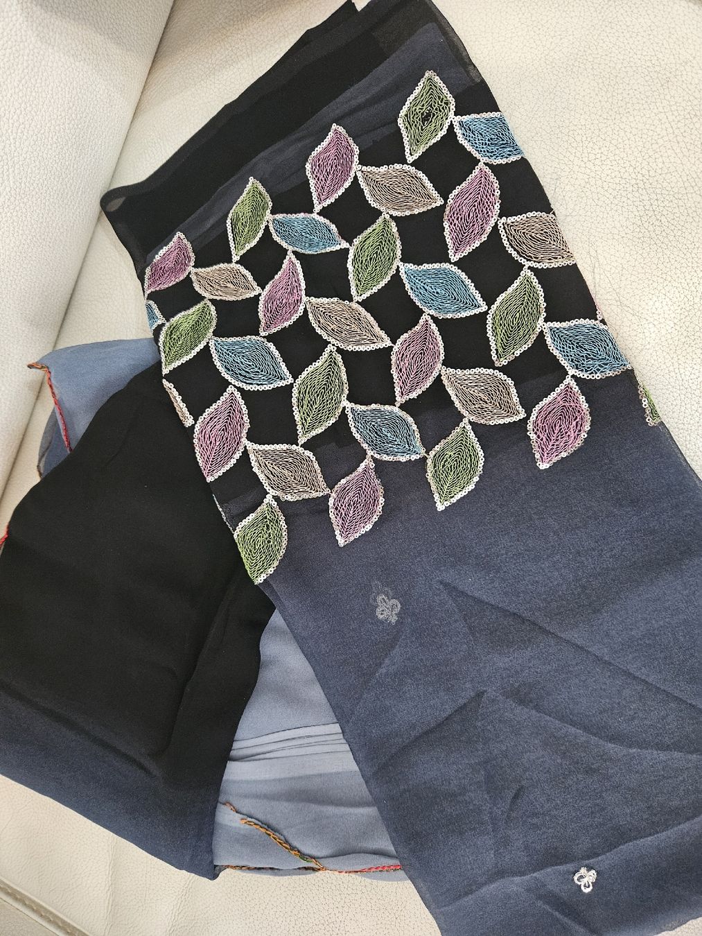 Robes: Fancy black and multi colored saree – Neuf avec emballage d'origine à Les Acacias par minnie6 1