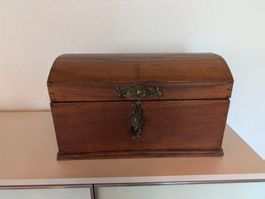 Holz Truhe mit Messingbeschlägen antik gut erhalten