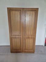 Holzschrank